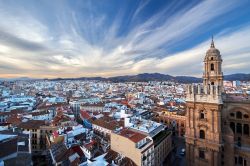 I tetti di Malaga (Spagna) in questa suggestiva foto aerea. Malaga conta quasi 600.000 abitanti ed è la sesta città spagnola per dimensioni - foto © Irina Sen / Shutterstock
 ...