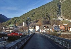 Malborghetto Valbruna, vista della località principale del comune diffuso del Fiuli Venezia Giulia - © Johann Jaritz, CC BY-SA 3.0, Wikipedia