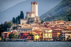 Un bel panorama di Malcesine sul lago di Garda, Veneto. La città dista circa 60 km da Verona.
