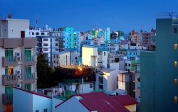 La città di Malé in un'immagine serale. La capitale delle Maldive è abitata da oltre 100.000 persone - foto © Dmitrijs Mihejevs / Shutterstock.com
