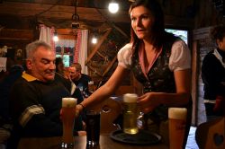Nelle malghe e nei ristoranti della Valle dello Stubai si respira sempre un'atmosfera accogliente. Ovviamente non manca mai la birra, sia essa Pils o Weiss, servita spesso da camerieri vestiti ...