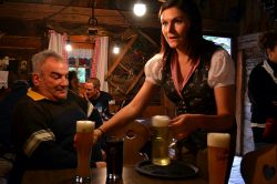 Nelle malghe e nei ristoranti della Valle dello Stubai si respira sempre un'atmosfera accogliente. Ovviamente non manca mai la birra, sia essa Pils o Weiss, servita spesso da camerieri vestiti ...