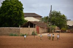 Mambrui, Kenya: un gruppo di bambini gioca a calcio nel campo antistante la Mambrui Secondary School.