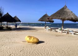 Mambrui (Kenya): il tratto di spiaggia del Kola Beach Resort, dove gli ospiti possono rilassarsi e prendere il sole in riva all'Oceano Indiano.