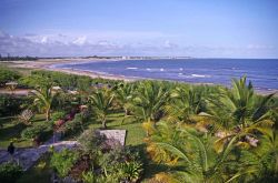 Kola Beach, Mambrui: il Kola Beach Resort e sullo sfondo l'immensa spiaggia di Mambrui, un'enorme lingua di sabbia che si estende per 30 km - foto © Leonardo Maria D'Alonza ...