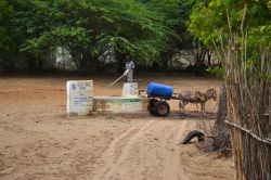 Mambrui (Kenya): il pozzo dell'acqua è, come in tutti i villaggi, uno dei punti di riferimento per la comunità locale.