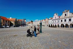 Una mamma con passeggino nella piazza di Telc, Repubblica Ceca. Le case in stile rinascimentale che si affacciano sull piazza hanno tutte la stessa altezza e la stessa superficie.
