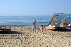 Mamma e bimbo in spiaggia durante l'estate a Gabicce Mare, Marche.
