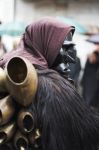 Un Mamuthone, la tetra maschera del Carnevale Mamoiadino che si tiene nella località del nuorese