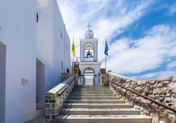 Mandraki, isola di Nisyros (Grecia): una chiesetta con a fianco la bandiera greca.

