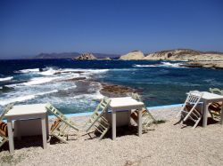 Mandrakia, Milos: quando soffia il Meltemi diventa quasi impossibile fare il bagno sulla costa settentrionale per via del mare agitato, ma ci si può comunque godere un ottimo pranzo con ...