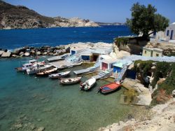 Mandrakia: le syrmata sono le tradizionali case dei pescatori costruite in riva al mare. Molte di quelle di Milos, ormai ristrutturate, sono destinate alla ricettività turistica. Qui ...