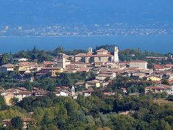 Manerba del Garda, il panorama del centro storico ...