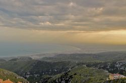 Manfredonia fotografata dalle montagne del Gargano ...
