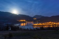 Castel di Tora, vista panoramica notturna del borgo e del lago