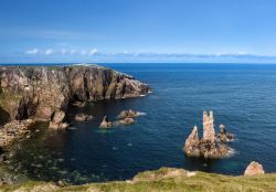 Mangurstadh beach e faraglioni sull'isola di Lewis and Harris, Scozia - Una delle più belle spiagge delle Ebridi Esterne è quella di Mangurstadh o Mangersta, frastagliata e ...