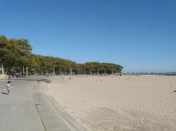 Spiaggia di Manhattan a Brooklyn, New York, Stati Uniti. Un tratto dell'ampia spiaggia di sabbia che caratterizza Brooklyn. Fra le più frequentate della città, ospita d'estate ...