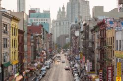 Una veduta di Chinatown a Manhattan, New York, USA. Enclave etnico abitato da immigrati cinesi, Chinatown è un quartiere di New York che ospiterebbe oltre 100 mila persone anche se fare ...