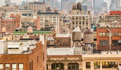 La skyline di Manhattan trapuntata di water tower, che sono delle cisterne in legno per l'acqua che donano un aspetto un pò retrò alle cime dei palazzi storici di New York ...