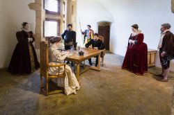 Manichini con abiti storici in una sala del castello di Sedan, Francia. La fortezza è stata costurita a partire dal 1424 - © vvoe / Shutterstock.com