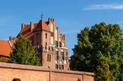 Manor House a Torun, Polonia. Un particolare dell'edificio gotico utilizzato come residenza estiva della Confraternita di San Giorgio. Fa parte dei siti patrimonio Unesco - © MagMac83 ...