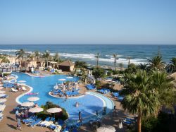 Marbella Luxury Beach Resort fotografato dall'alto, Spagna. Piscina, palme e relax a due passi dal Mar Mediterraneo  - © Steven Paul Pepper / Shutterstock.com