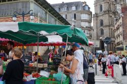 Marche des Lices, il mercato del sabato a Rennes. E' il terzo mercato di Francia che ospita quasi 300 espositori - © EQRoy / Shutterstock.com