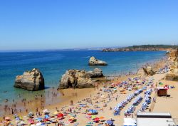 Il Mare dell'Algarve: pur essendo situata sull'Oceano Atalantico, questa regione è famosa per le sue spiagge di tipo mediterraneo, con acque più tranquille e calde rispetto ...