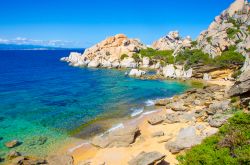 Capo Testa nei pressi di Santa Teresa di Gallura, Sardegna  - Capu Testa, come viene chiamato in gallurese e corso, è una piccola isola collegata artificialmente alla terraferma ...