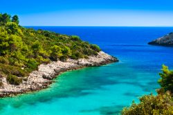 Una insenatura a Korcula, lungo la costa meridionale dell'isola della Croazia. Questo effetto stile Laguna Blu, si può ammirare in alcune calette di questa grande isola della Dalmazia ...