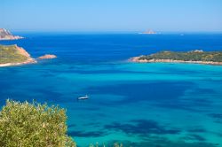 Il mare spettacolare della Sardegna, fotografato lungo la costa orientale, non lontano dalla località di Budoni  - © Web Picture Blog / Shutterstock.com