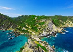 Il mare cristallino di Skopelos fotografato da Agios Ioannis, la cappella  su di un promontorio, utilizzata per la scena del matrimonio nel film Mamma Mia! - © Mr. Green / Shutterstock.com ...