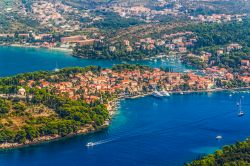 Il blu del Mare Adriatco lungo la costa dalmata. Siamo nella città di Cavtat (Croazia), conosciuta in italiano con il nome di Ragusa Vecchia.