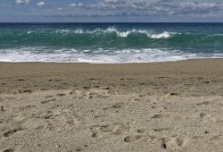 Mare agitato sulla spiaggia dorata di Diamante, Calabria. Siamo sulla costa tirrenica nord occidentale della Calabria: i suoi circa 8 chilometri di spiaggia dalle diverse combinazioni di sabbia ...