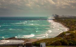 Mare burrascoso al porto di Fort Lauderdale, Florida. Sullo sfondo, la skyline della cittadina situata sulla costa sud orientale del paese.

