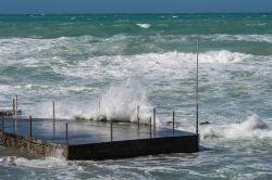 Mare burrascoso sulla terrazza di uno stabilimento balneare a Castiglioncello, Livorno (Toscana) - © Stefano Barzellotti / Shutterstock.com