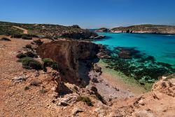 Mare Mediterraneo a Comino, Malta - Il colore cristallino delle acque che lambiscono l'isola di Comino è una delle sue principali attrattive turistiche: turisti e subacquei non potranno ...