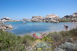 Turisti in relax sulla costa di Cala di Achiarina all'Isola di Lavezzi in Corsica.