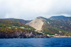 Mare e costa dell'isola di Salina, Sicilia - Una bel panorama su Salina. La sua forma quasi rettangolare è dovuta ai due coni lavici che la costituiscono, entrambi ormai spenti da ...