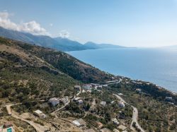 Mare e montagne della costa sud albanese: siamo a Qeparo beach.