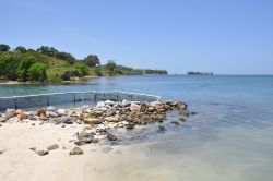 Mare e spiaggia a Roatan, Honduras - In questo angolo di paradiso naturale ancora inesplorato ci sono spiagge dorate di sabbia finissima, vegetazione tropicale rigogliosa e una barriera corallina ...