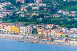 Mare e spiaggia di Agropoli, Salerno - Meta di vacanzieri italiani e stranieri, Agropoli è conosciuta per i suoi tre chilometri di costa, il mare dalle acque cristalline e le spiagge ...