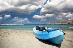 La battigia di Kassos e il suo splendido Mar Egeo (Grecia) - Moltissimi sposini scelgono la meta di Kassos per celebrare il loro viaggio di nozze e un motivo ci sarà. Oltre al mare e ...