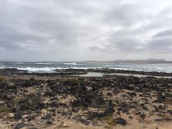 Veduta del mare di El Cotillo, spiaggia di Fuerteventura, Canarie (Spagna) - Nonostante si differenzi per alcuni aspetti dagli altri litorali più ligi al dovere estivo di proporre la ...