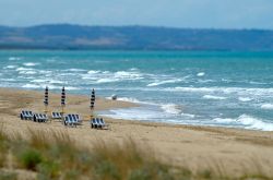 Mare grosso sulla spiaggia di Termoli, costa del Molise.