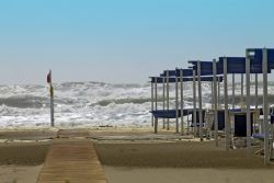 Mare in burrasca su una spiaggia di Forte dei Marmi, provincia di Lucca, Toscana.
