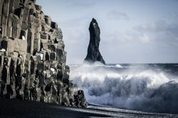 Mare in burrasca sulla spiaggia di Reynisfjara nei pressi di Vik i Myrdal, Islanda.
