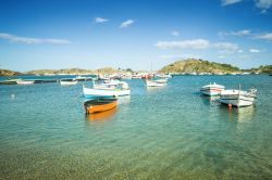 Il mare limpido della Costa Brava nella baia di Cadaques, Spagna 241665319 - © Ammit Jack / Shutterstock.com