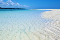 Il mare cristallino del Kenya, a Diani Beach ...