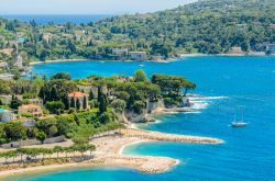 Il Mare Mediterraneo nelle baie di Cap Ferrat, nei pressi di Villefranche-sur-Mer, sulla Costa Azzurra (Francia).